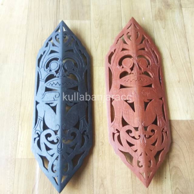 Tameng ukir khas dayak pajangan hiasan dinding rumah