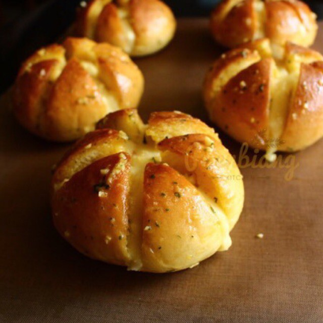 

Korean Garlic Cheese Bread | Poenbiang Kitchen