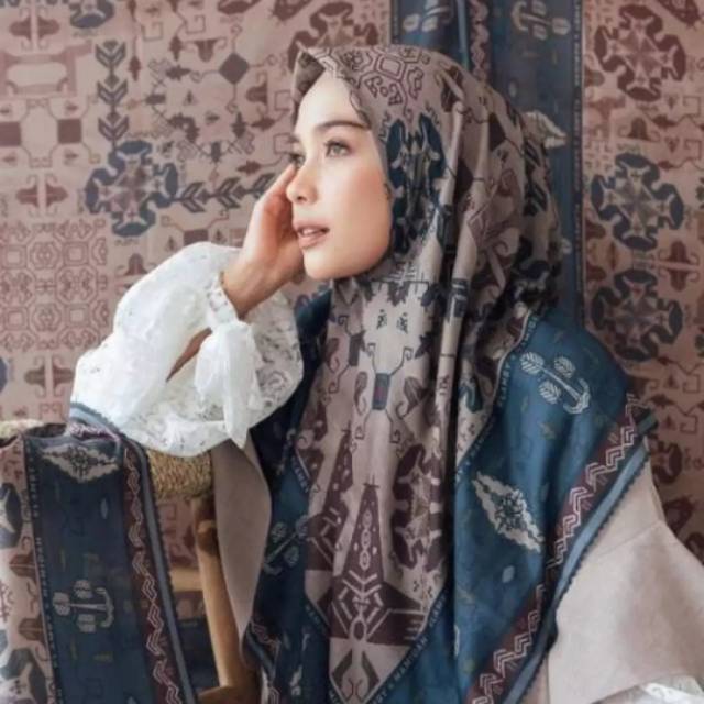 HIJAB SEGIEMPAT MOTIF SUMBA SCARF INDIGO BY WEARING KLAMBY KW SUPER PREMIUM