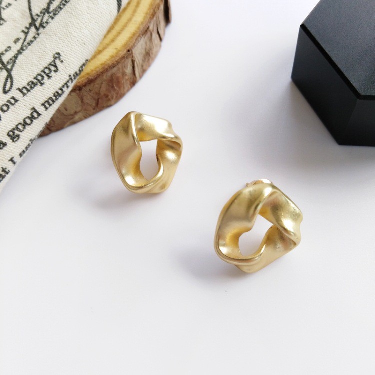 Anting Klip Bentuk Geometris Warna Emas Bahan Metal Untuk Wanita