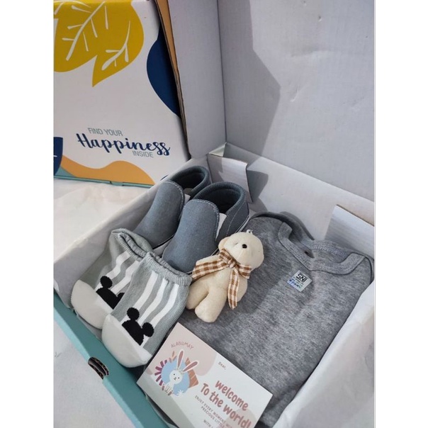 (4 IN 1 BABY BOY GIRL) HAMPERS KADO LAHIRAN BAYI GIFT BOX SEPATU BAJU JUMPER KUPLUK KAOS KAKI SEPATU FLATSHOES BONEKA MURAH MERIAH HADIAH LAHIRAN-ABU