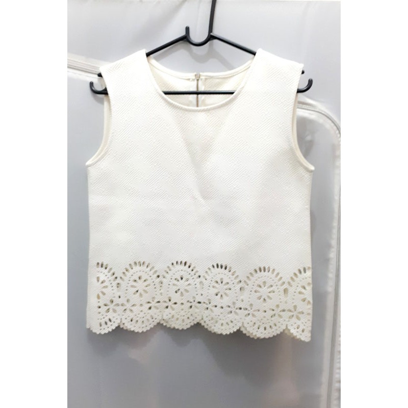 Blouse Putih Laser Cut Motif Bunga