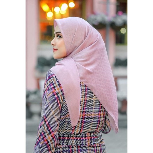 Buttonscarves Tapis Embossed Orchid Haze