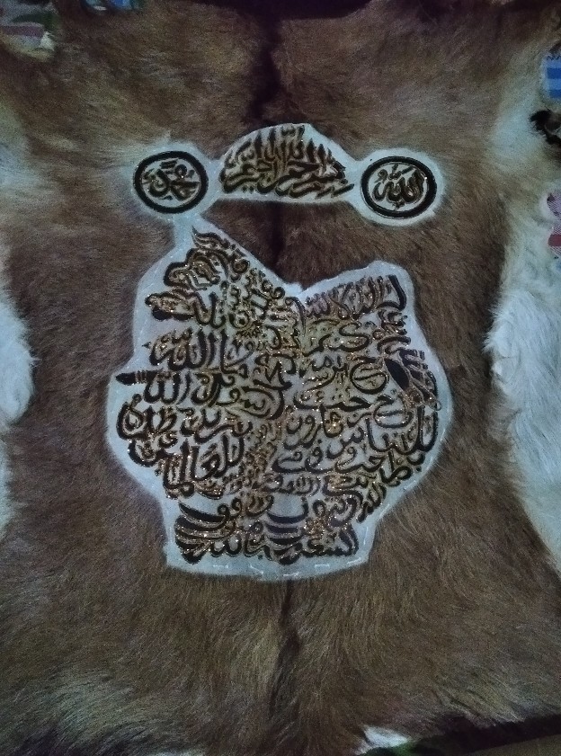 Kaligrafi Lembaran Surat Ali Imron Semar Kulit Kambing Full Body 77x55cm