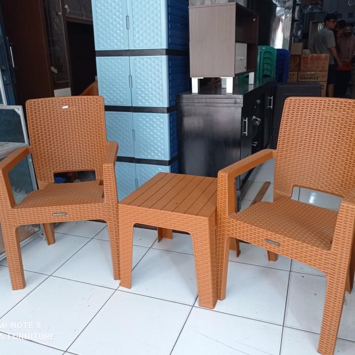 Kursi | Kursi Plastik Tangan 2 Bh + Meja Plastik Napoli