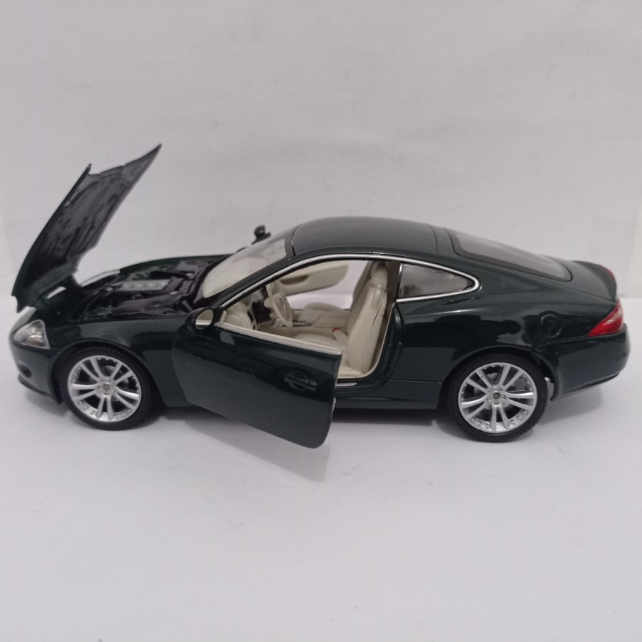 Diecast mobil Jaguar XK coupe sport Welly 1:24 mobil mainan koleksi ori murah