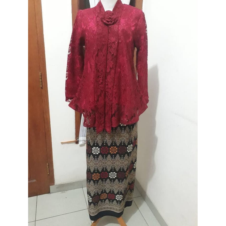 Setelan baju Kebaya Modern Floy Brokat Maroon