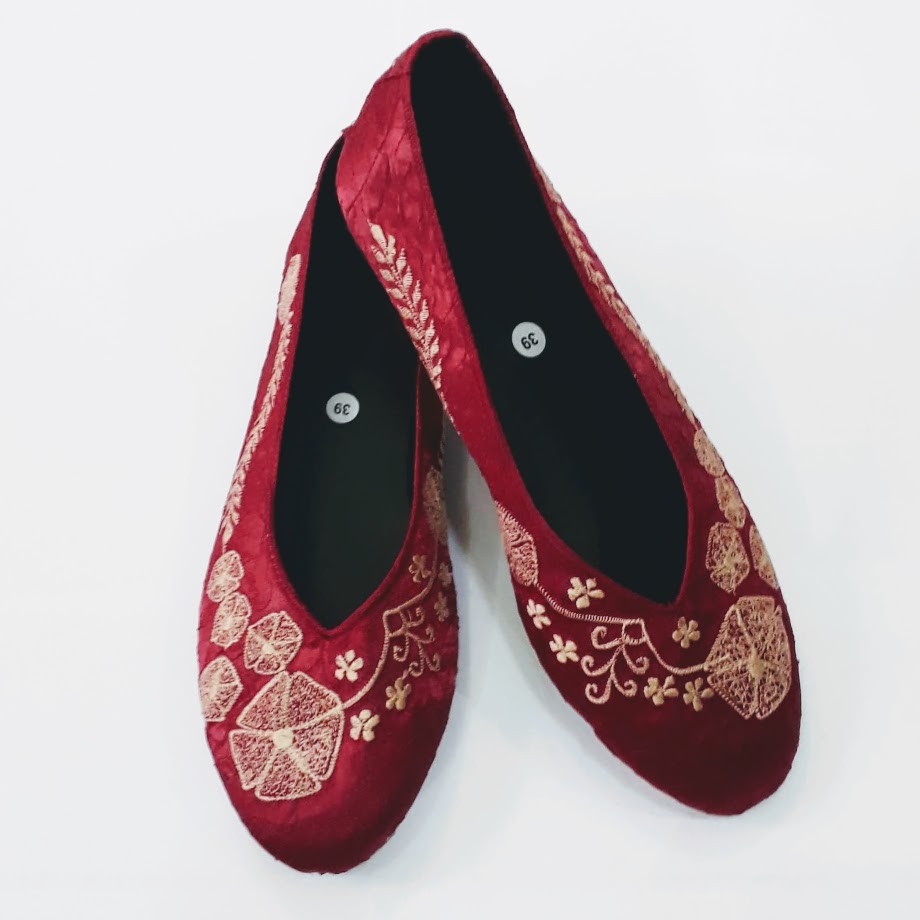 etnik fashion sepatu wanita flat slip on bordir mawar merah