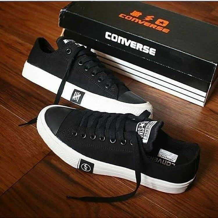 Sepatu Sneakers Casual Pria Wanita Converse All Star Undefeated Petir Pendek Hitam Putih