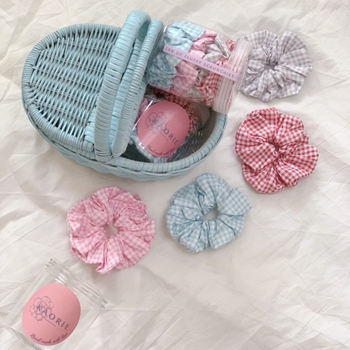 

KAORIE CHECKED JAR OF FLUFFY SCRUNCHIES - PASTEL SCRUNCHIES - KARET Diskon