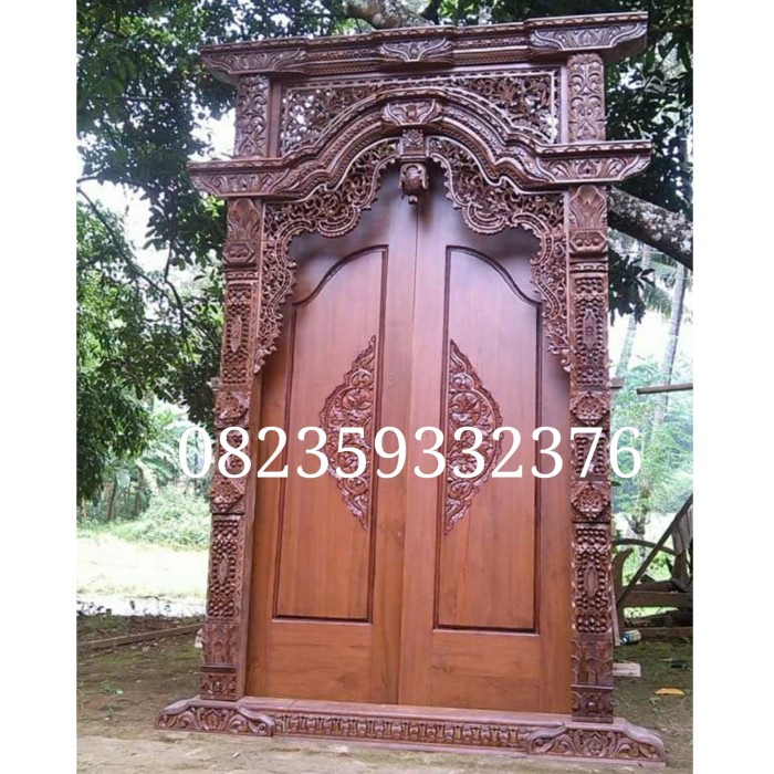 Pintu gebyok ukir rumah Jawa