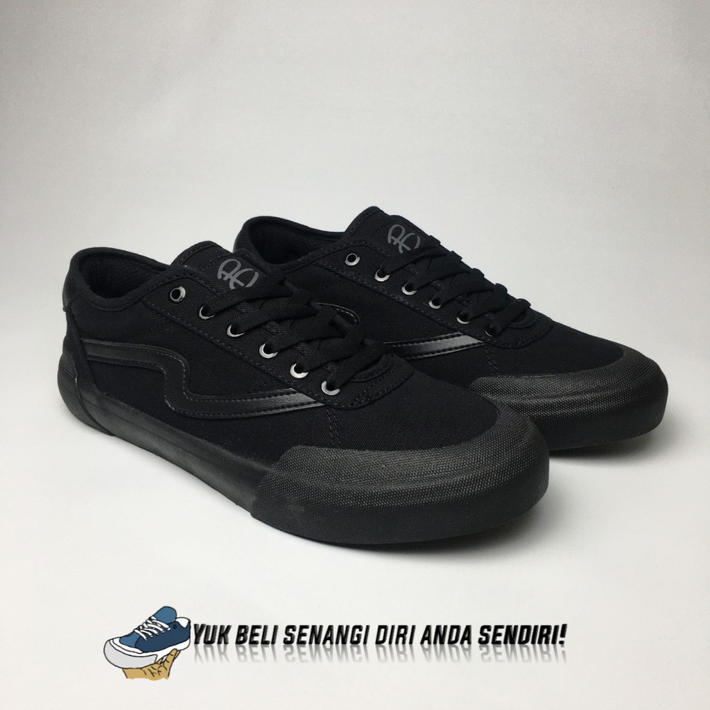 PATROBAS IVAN LOW "FULL BLACK"