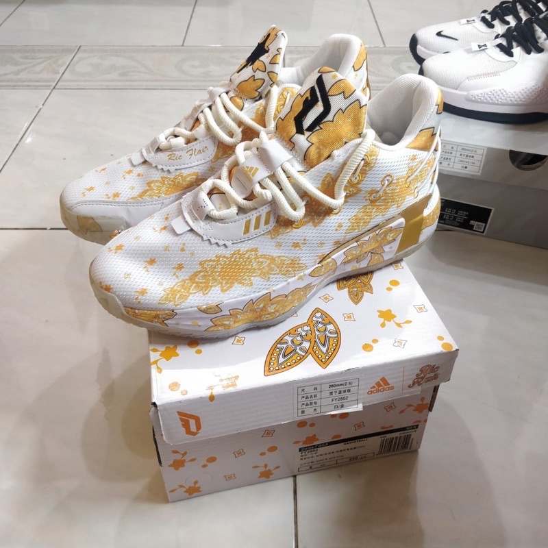 Sepatu Basket AD Dame 7 Low RIC FLAIR GOLD