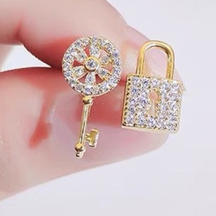 Anting S925 silver needle Bentuk Kunci Aksen Berlian Gaya Korea Untuk Wanita