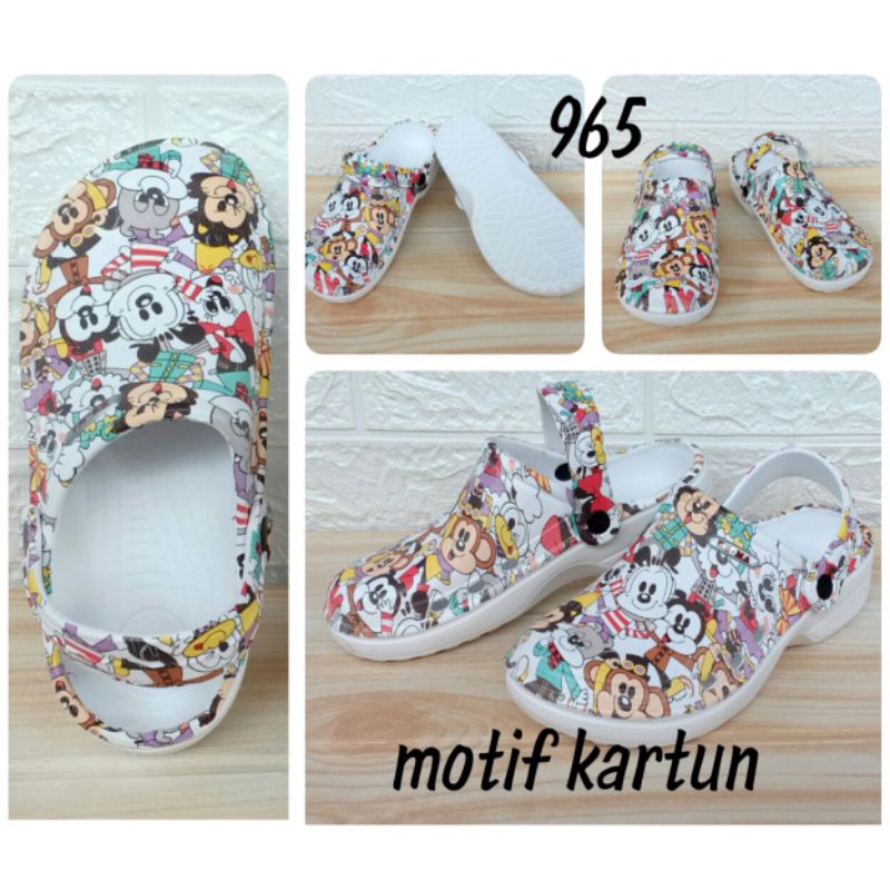 Sandal Baim Motif Kartun Printing, Sandal Kodok Model Crocs BTS Pria Wanita 956 36-40 Sandal Medis Labs, Sandal Hotel, Sandal Rumah