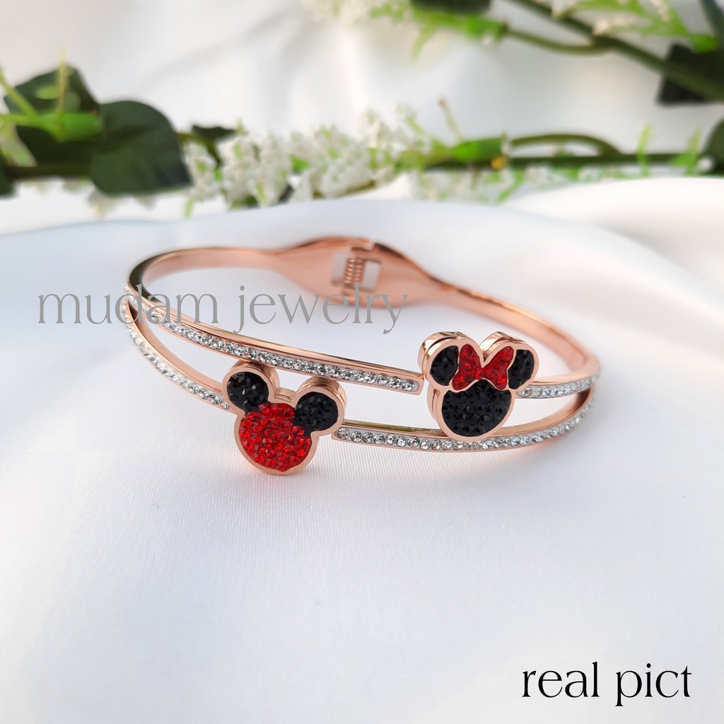 Gelang Bangle Titanium Minnie dan Mickey Merah Dengan Taburan Kristal Artifisial