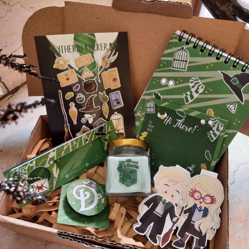

hogwarts hermione draco slytherin ravenclaw hufflepuff gryffindor hadiah giftbox kotak ulang tahun