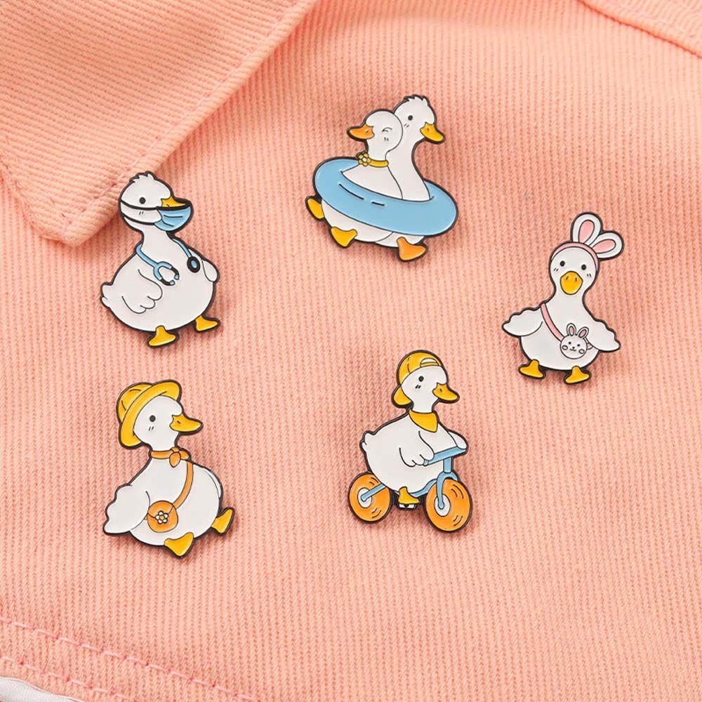 Needway   Bebek Bros Hadiah Lucu Untuk Anak-Anak Bersepeda Belanja Berenang Nakal Angsa Kerah Pin Hewan Enamel Pin