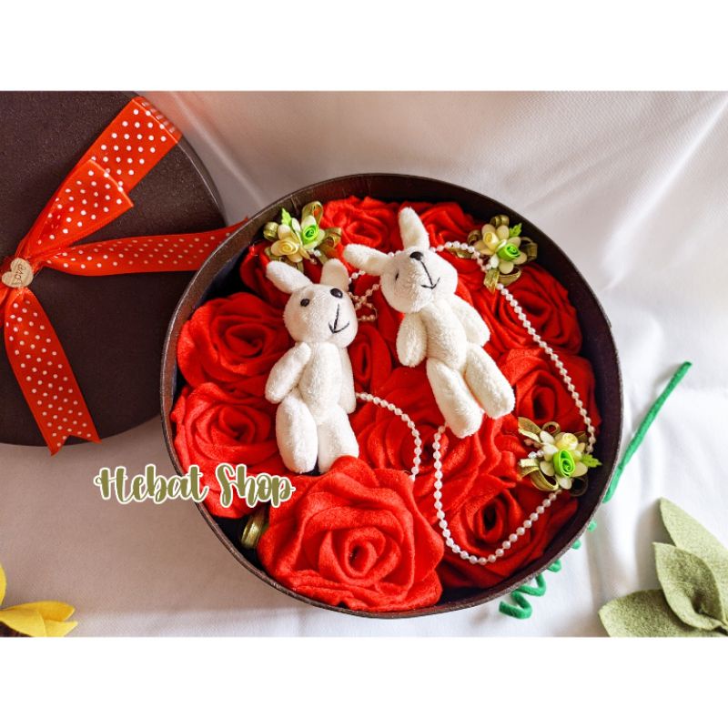 

Sweet Red Rose With Rabits Couple /Romantis/kado romantis/couple/kado anniversarry/kado valentine/blomm box/hampers romantis/hampers/boneka couple/kado pernikahan
