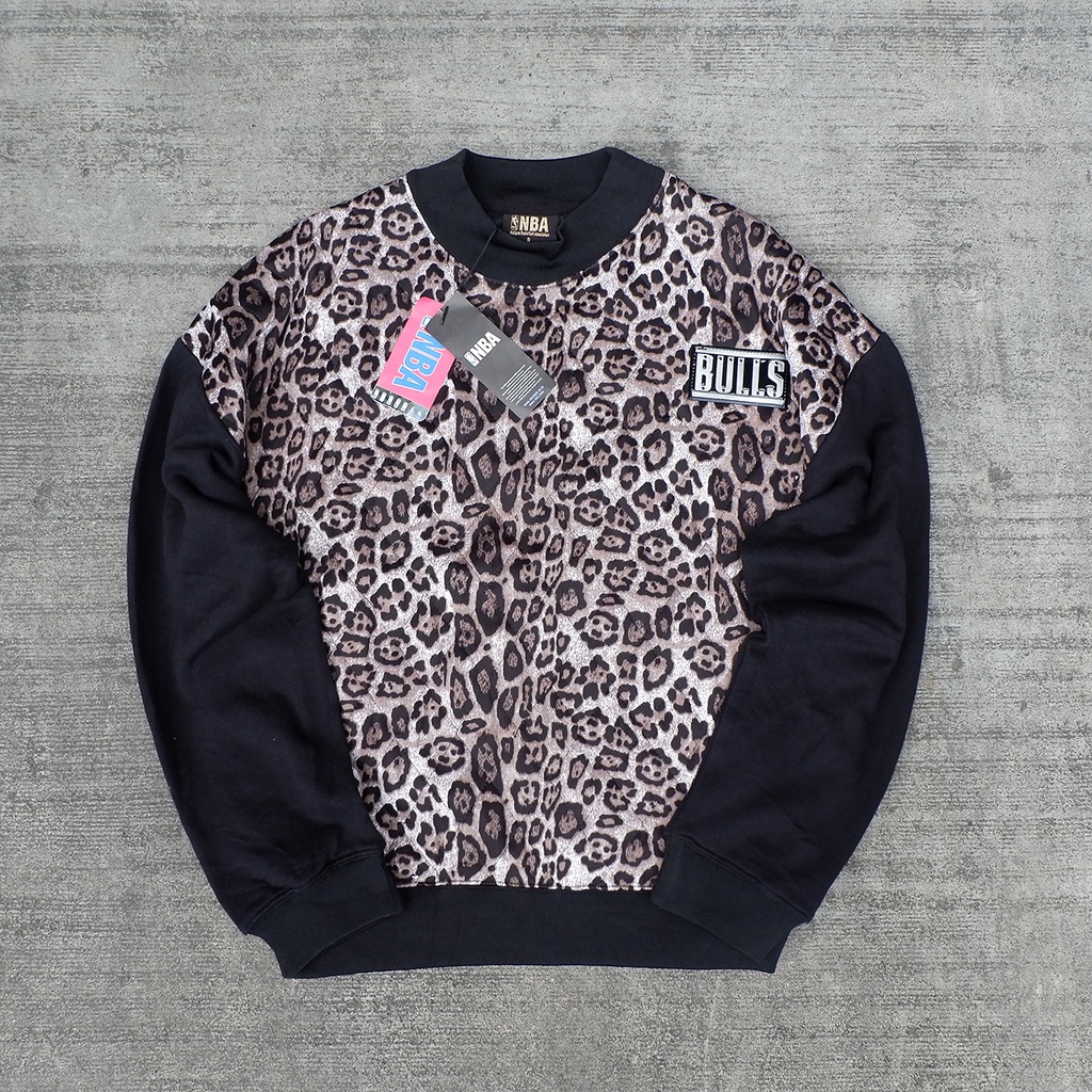 BULLS NBA CREWNECK ( RARE ) FULL TAG