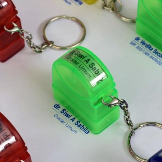 

⚡ERBA MURAH STEMPEL NAMA BIDAN, DOKTER, APOTEKER, JABATAN, NO HP. CUSTOM FLASH WARNA GANTUNGAN TRANSPARAN 1028 produck terlaris