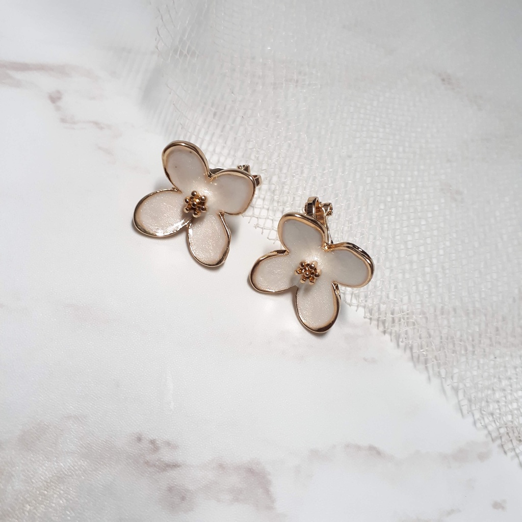 [YOMY] Anting Jepit Simple Bunga Putih Kecil