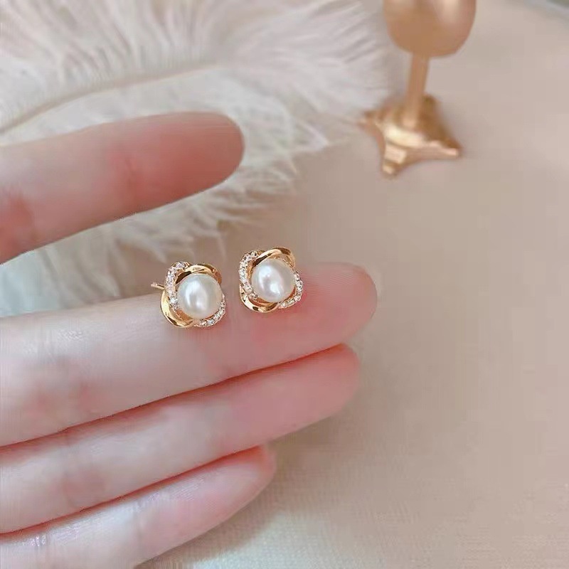 Anting Tusuk Desain Bunga Hias Mutiara + Berlian Gaya Simple / Populer Untuk Wanita