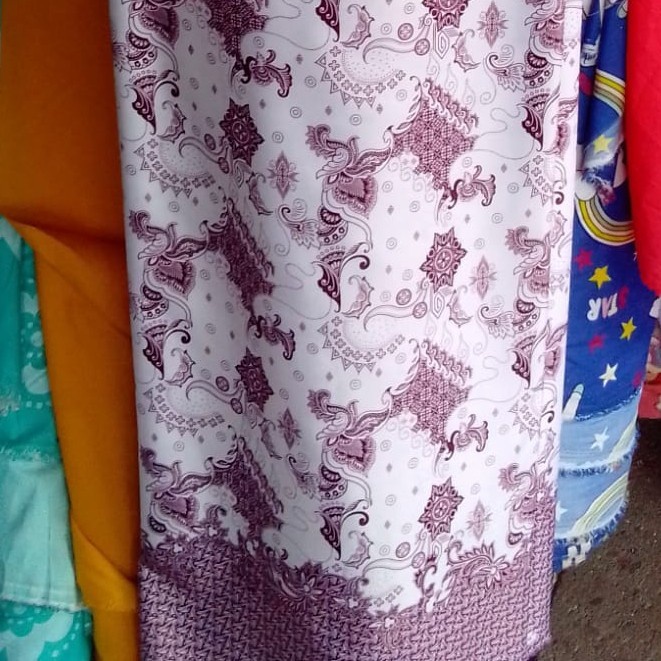 50cm Kain Batik Semi Sutra Merah. Hitam Putih Monochrome Monokrom.