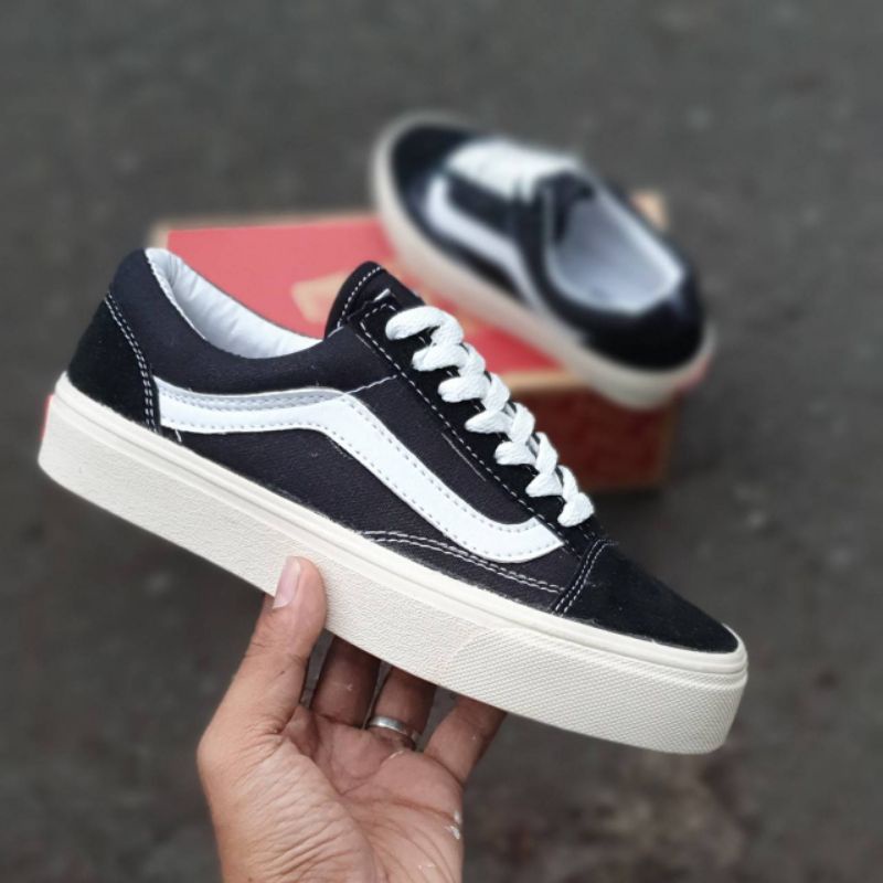 Vans Oldskool Wanita. Vans Peach, Vans Hitam Pink, Vans Cream, Vans Ukuran 36-40. Grade Ori