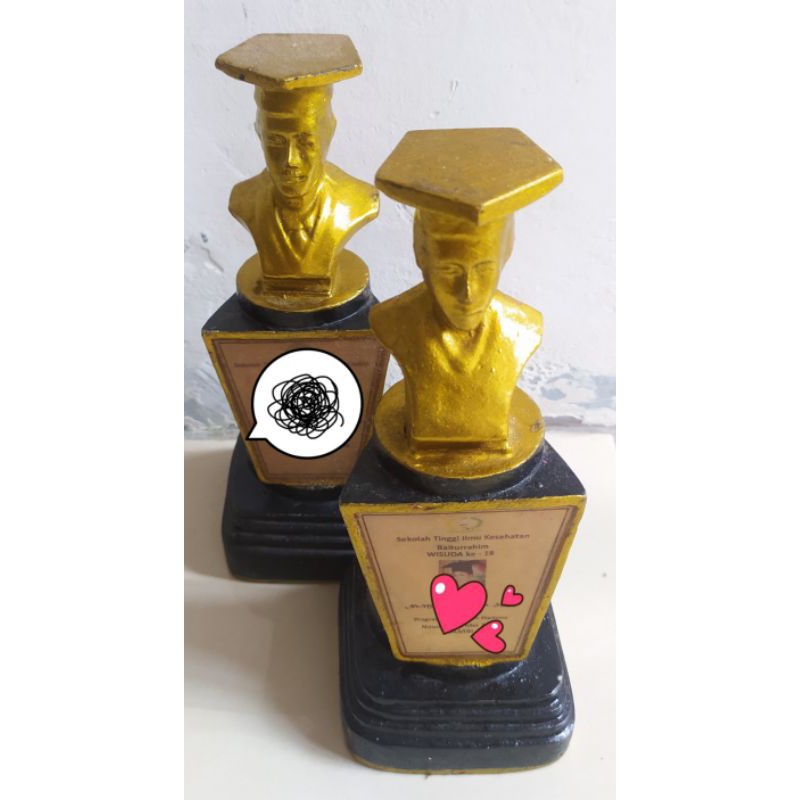 Patung wisuda
