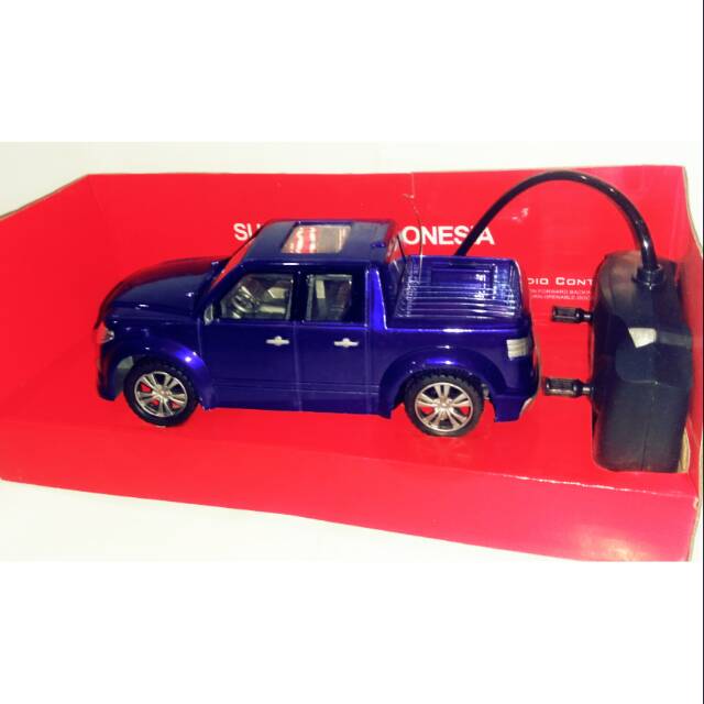 Mainan mobil Famous Car biru RC