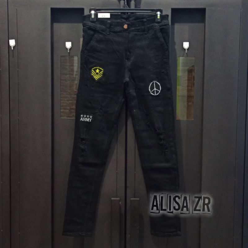 Celana Jeans Pria Sobek Emblem Ripped Cowok Celana Sobek Pria Slim Fit Celana Panjang Soft Jeans sobek emblem