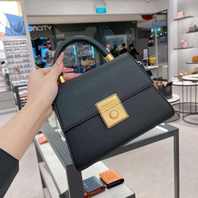 

C Trapeze Top Handle Bag