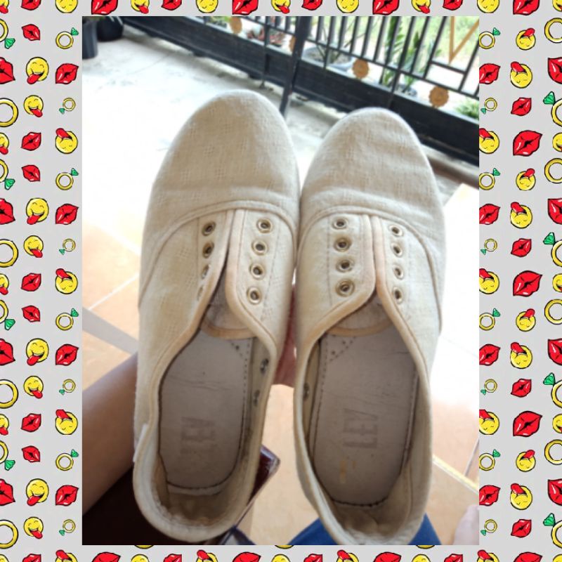 Thrift Sepatu Lev