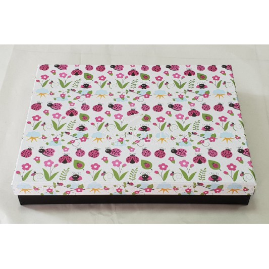 

Kotak Kado / Kotak Hadiah / Gift Box Persegi KK Kepik Dan Bunga