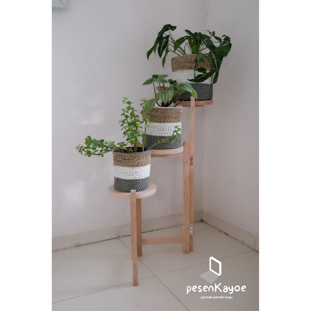 Rak Sudut Ruang Tamu Bunga Susun Portable Kayu Aesthetic.