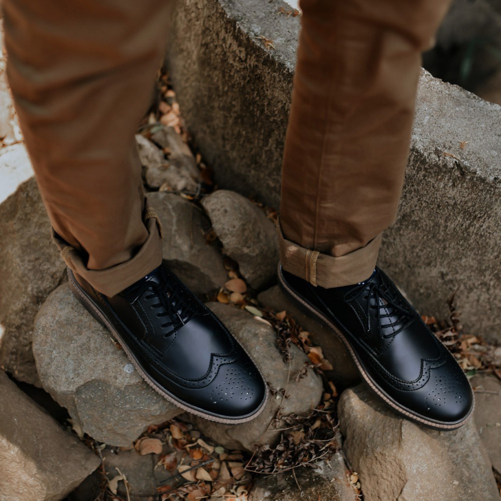 COSMO BLACK ORIGINAL x FOOTSTEP Sepatu Formal Hitam Tali Pria Pantofel Kerja Kantor Dinas Resmi Guru Kantoran Pesta Undangan Kondangan Nikah Kuliah Casual Brogue Wingtip Derby Oxford Semi Kulit Premium Footwear Big Size Jumbo Ukuran Besar 44 Keren Terbaru