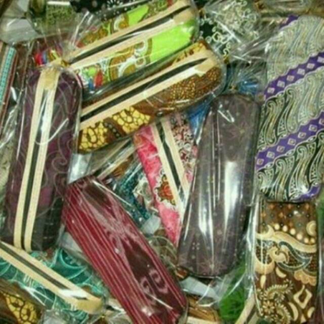 

Souvenir tempat pensil batik