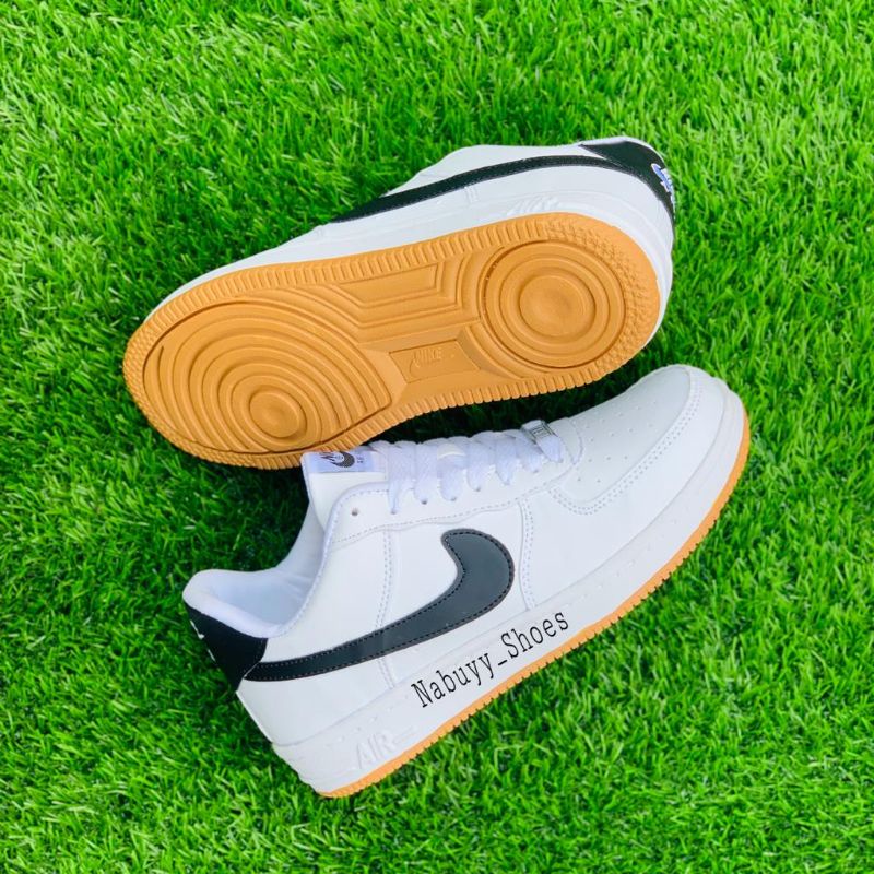 sepatu sneakers pria dan wanita kasual sport free box putih lis hitam sol gem white black a1r forc3 1 one sepatu kapel sneakers tongkrongan terbaru ter favorit masa kini