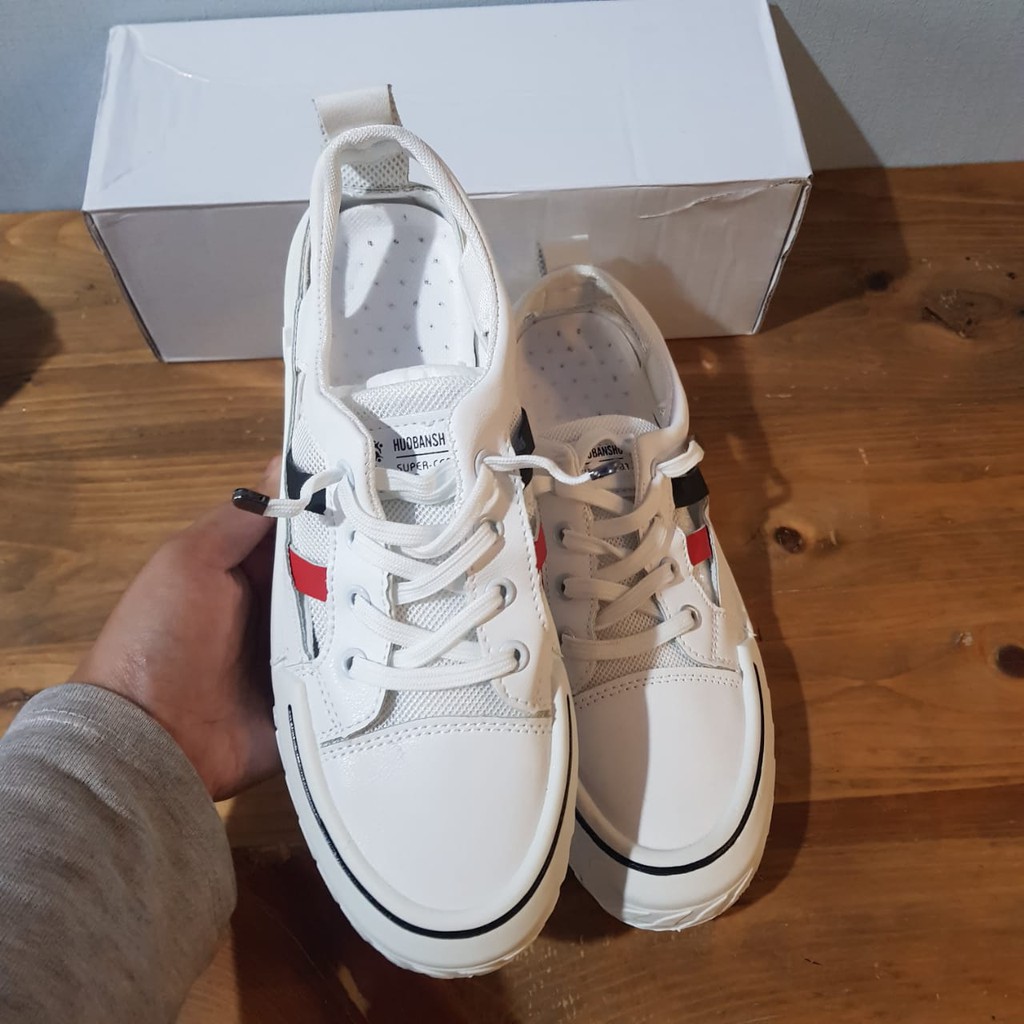 Sepatu Sneakers  Sederhana Wanita 008890