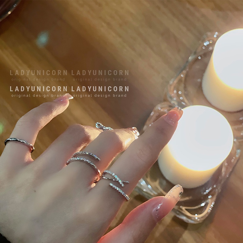 Set Cincin Model Terbuka Desain Silang Aksen Kristal Warna Silver Untuk Wanita