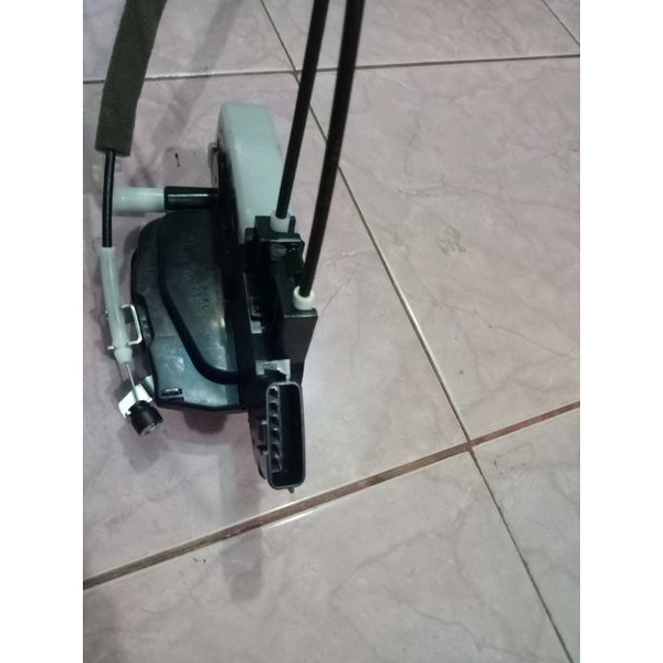 Doorlock door lock depan Grand Livina KANAN Ori