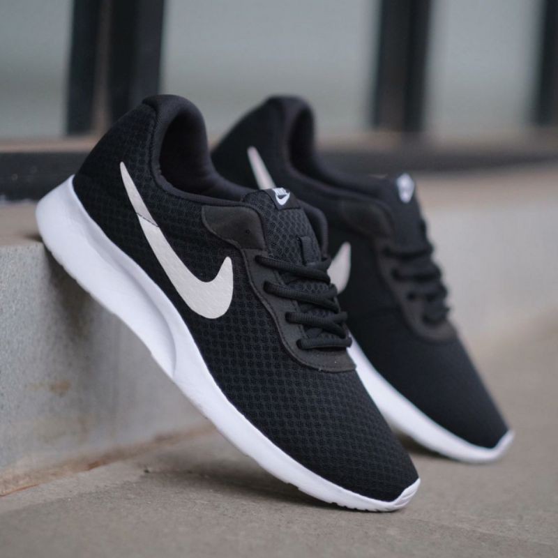 black nike trainers tanjun
