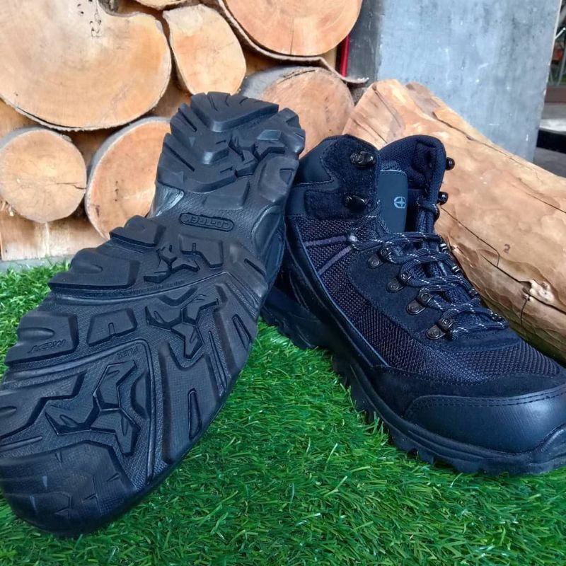 sepatu gunung Briston black Co-trek