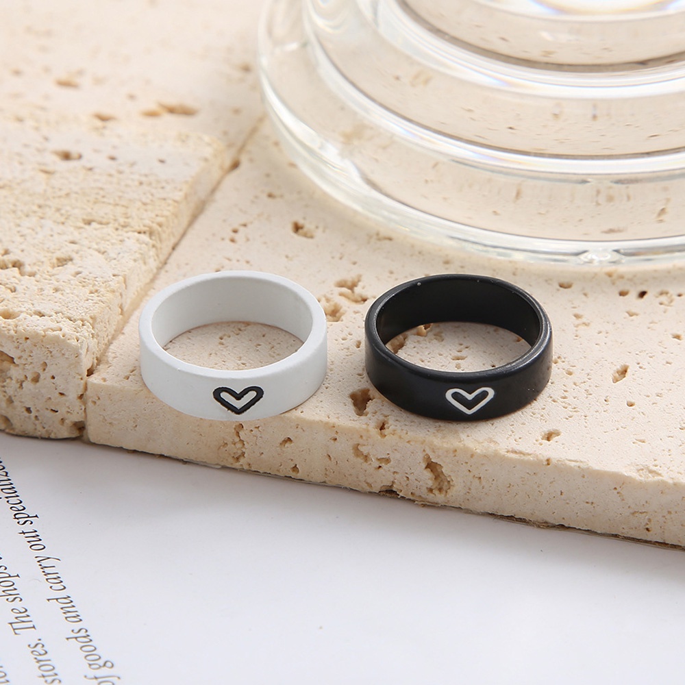 2pcs / set Cincin Bentuk Hati Model Hollow Out Warna Hitam Putih Untuk Pasangan