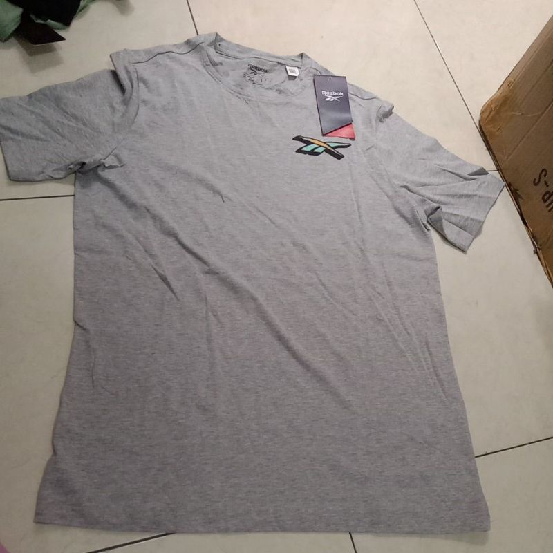 kaos reebok SEASONAL GRAPHIC TEE