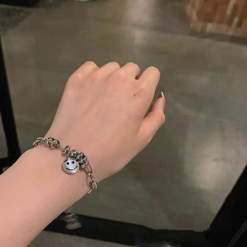 Gelang Tangan Rantai Baja titanium Aksen Smiley face Untuk Wanita