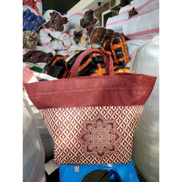 Tas hajatan Serut Batik Tenggah Maroon uk.22x22