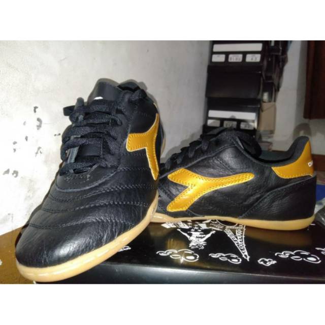Sepatu Futsal Kulit Pria Dewasa (Dijahit)