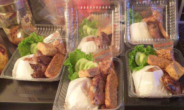 

PAKET KOMPLIT NASI AYAM PENYET KREMES SAMBAL PEDAS NAMPOL